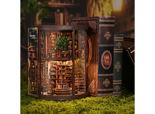 Mini hus DIY Visdommen 13,5x16,5x21cm MDF, papir, stoff. LED lys, uten batteri 