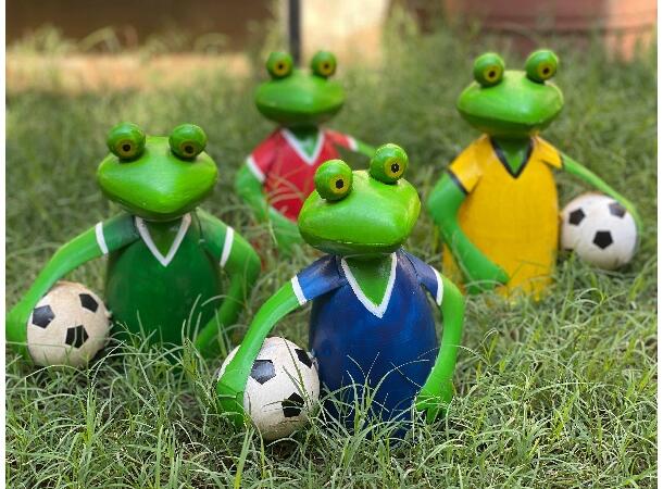 Hagepynt frosk fotball metall 18x10x19cm 