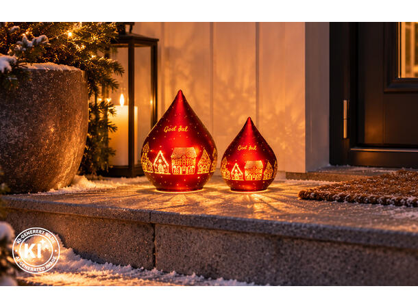 Lyslykt LED Pepperkakeby rød dråpe 12cm Batteri 3xAAA Timer 6/18t 10LED 