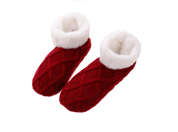 Tøfler ribbestrikk burgunder m/hvit 80% akryl, 20% polyester 
