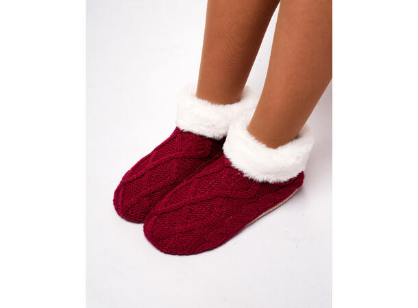 Tøfler ribbestrikk burgunder m/hvit 80% akryl, 20% polyester 