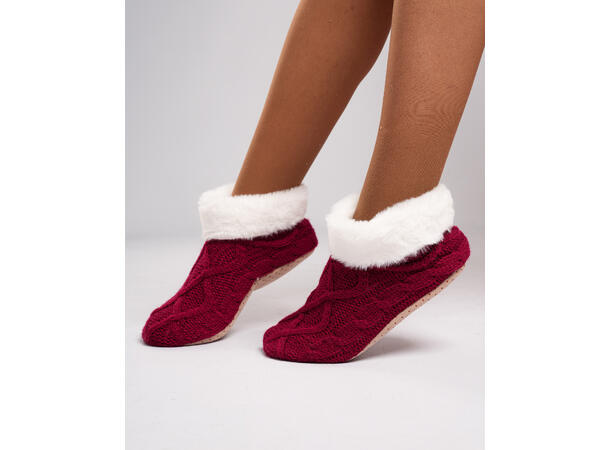 Tøfler ribbestrikk burgunder m/hvit 80% akryl, 20% polyester 