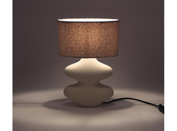 Lampe m/skjerm hvit keramikk 22x32,5cm Forpk 6stk 