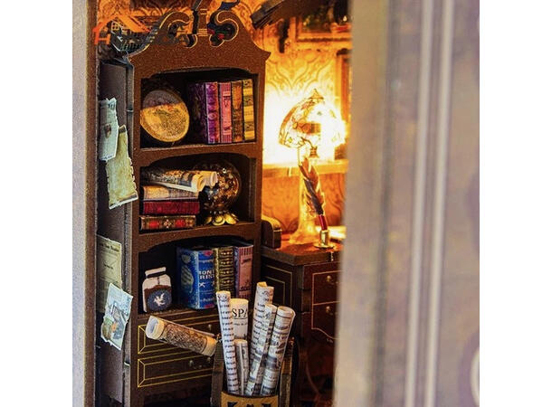 Book Nook Bibliotek 10,3x18x24,5cm MDF, papir, stoff. LED lys, uten batteri 