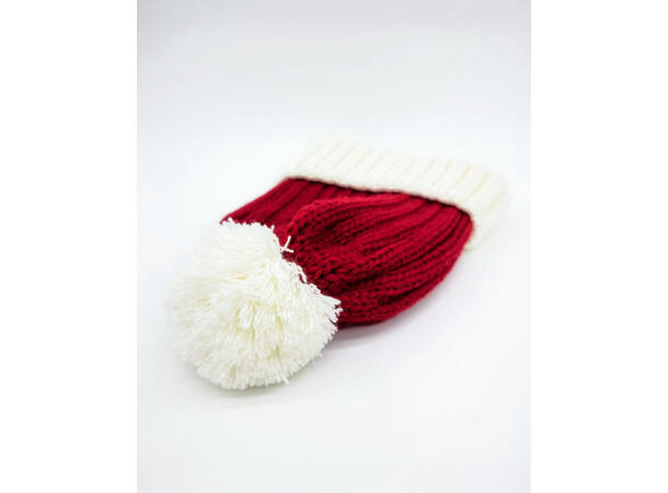 Lue ribbestrikket rød m/hvit onesize Myk akryl som ikke klør 