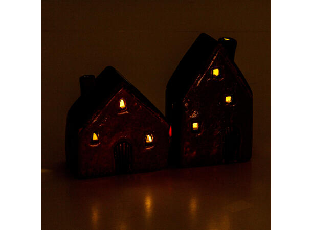 Hytte rød keramikk LED 8x9 / 7x12cm 2ass Batteri 2xLR44 