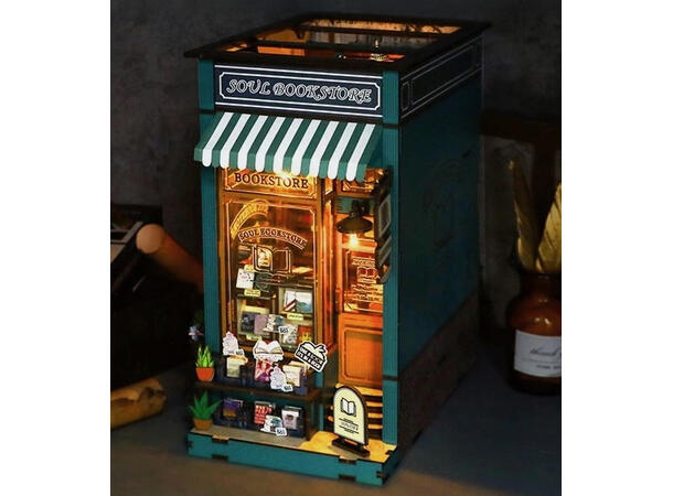 Book Nook Bokhandel 21x12,8x23,4cm MDF, papir, stoff. LED lys, uten batteri 