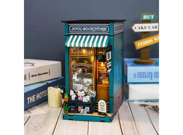 Book Nook Bokhandel 21x12,8x23,4cm MDF, papir, stoff. LED lys, uten batteri 