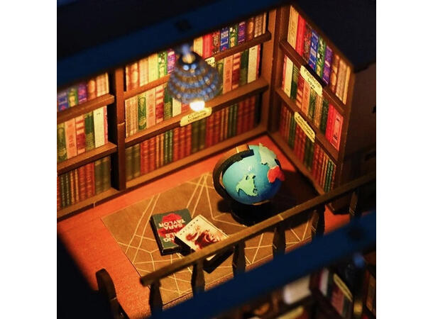 Book Nook Bokhandel 21x12,8x23,4cm MDF, papir, stoff. LED lys, uten batteri 