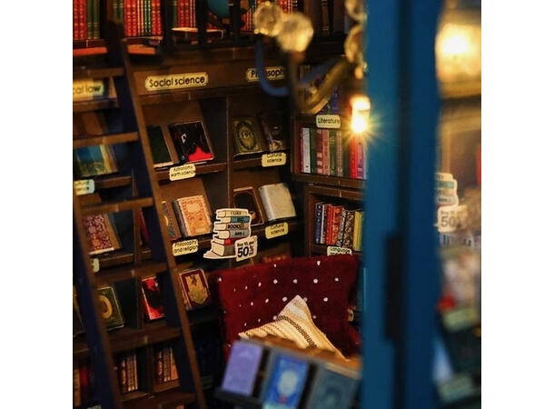 Book Nook Bokhandel 21x12,8x23,4cm MDF, papir, stoff. LED lys, uten batteri 