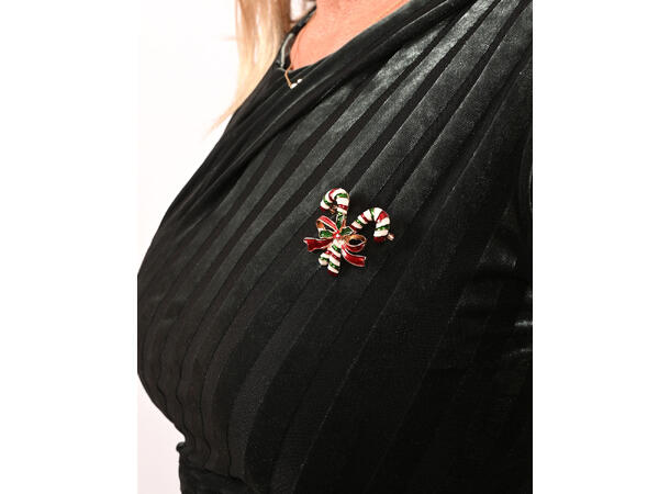 Brosje Julesnop metall i gaveeske Sink uten kadmium, nikkel, bly 