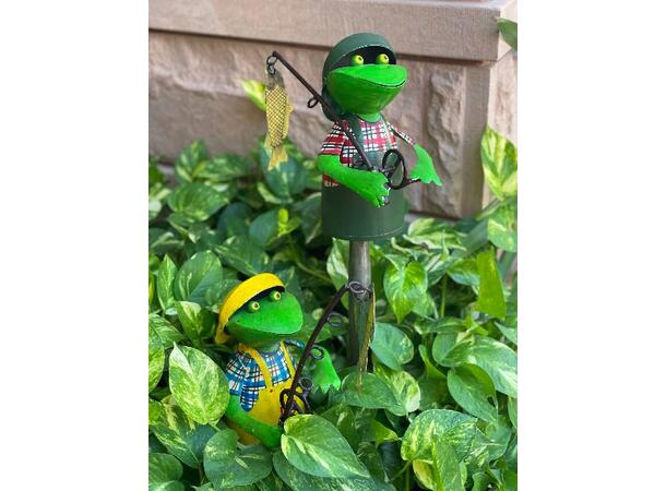 Hagepynt frosk fisker metall 19x14x25cm 