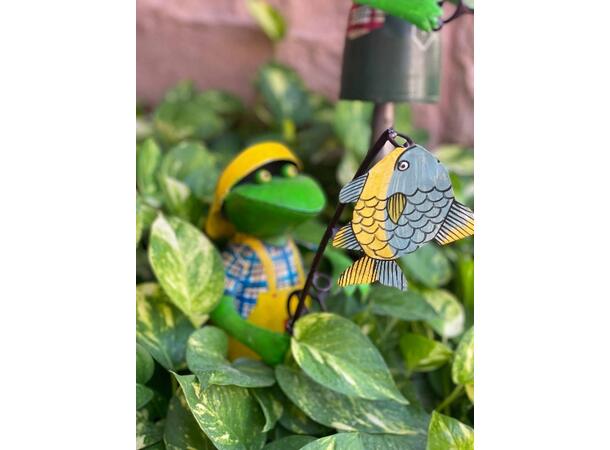 Hagepynt frosk fisker metall 19x14x25cm 