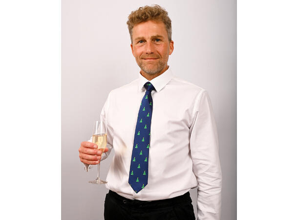 Slips blått m/juletrær Voksen L:144cm Polyester. Pakket i gaveeske 