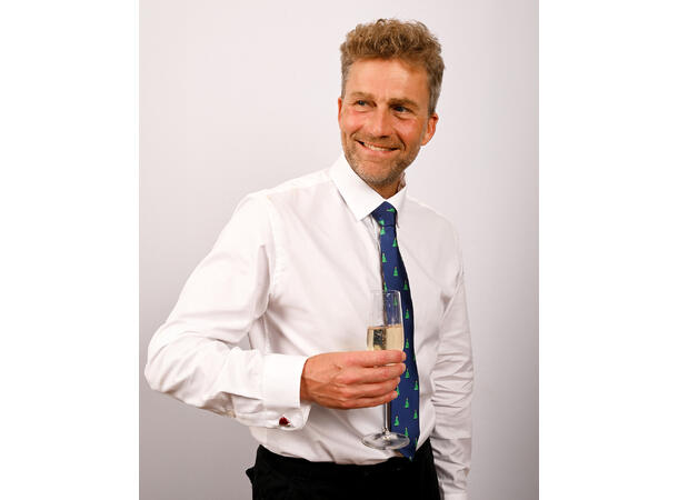 Slips blått m/juletrær Voksen L:144cm Polyester. Pakket i gaveeske 