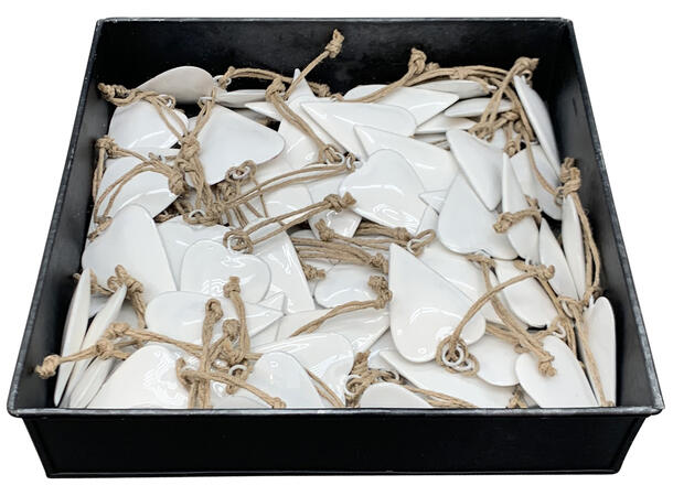 Hjerte hvit metall m/tau 4x1x6cm Display 96stk 