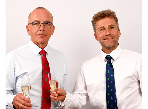 Slips mørk rød m/juletre Voksen L:144cm Polyester. Pakket i gaveeske 