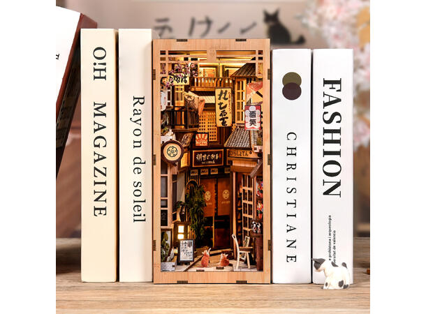 Book Nook Bygård med katt 23x18x11cm MDF papir stoff LED lys uten batteri 