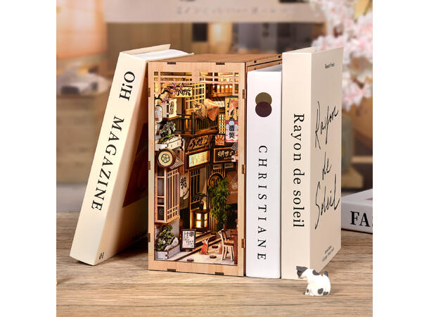 Book Nook Bygård med katt 23x18x11cm MDF papir stoff LED lys uten batteri 