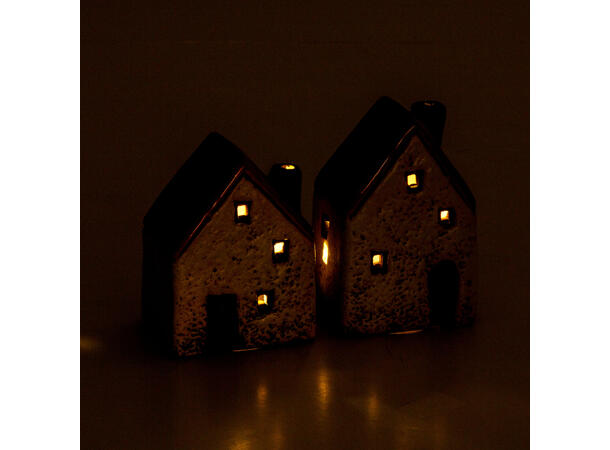 Hytte beige keramikk LED 8,5x10cm 2ass Batteri 2xLR44 