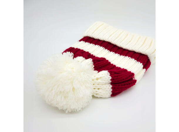 Lue ribbestrikket hvit m/rød onesize Myk akryl som ikke klør 