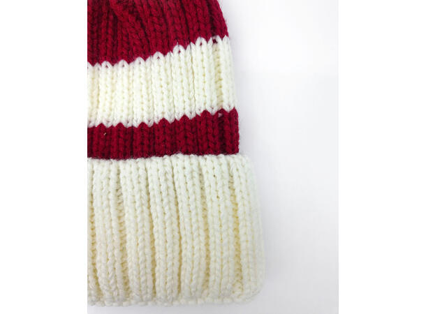 Lue ribbestrikket hvit m/rød onesize Myk akryl som ikke klør 