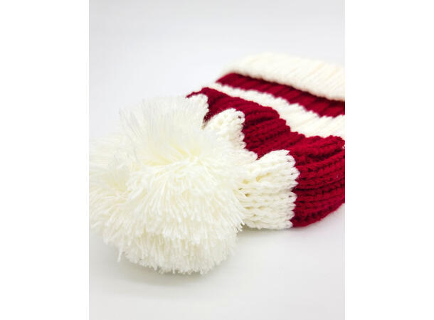 Lue ribbestrikket hvit m/rød onesize Myk akryl som ikke klør 