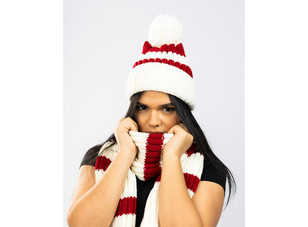 Lue ribbestrikket hvit m/rød onesize Myk akryl som ikke klør 