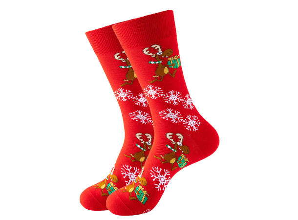 Sokk rød med happy reinsdyr 41-47 75% bomull, 22% polyester, 3% elastan 